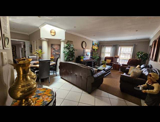 5 BEDROOM FREESTANDING FOR SALE IN BOSCHDAL